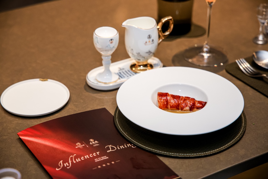 桌子上的盘子里放着甜点

AI 生成的内容可能不正确。